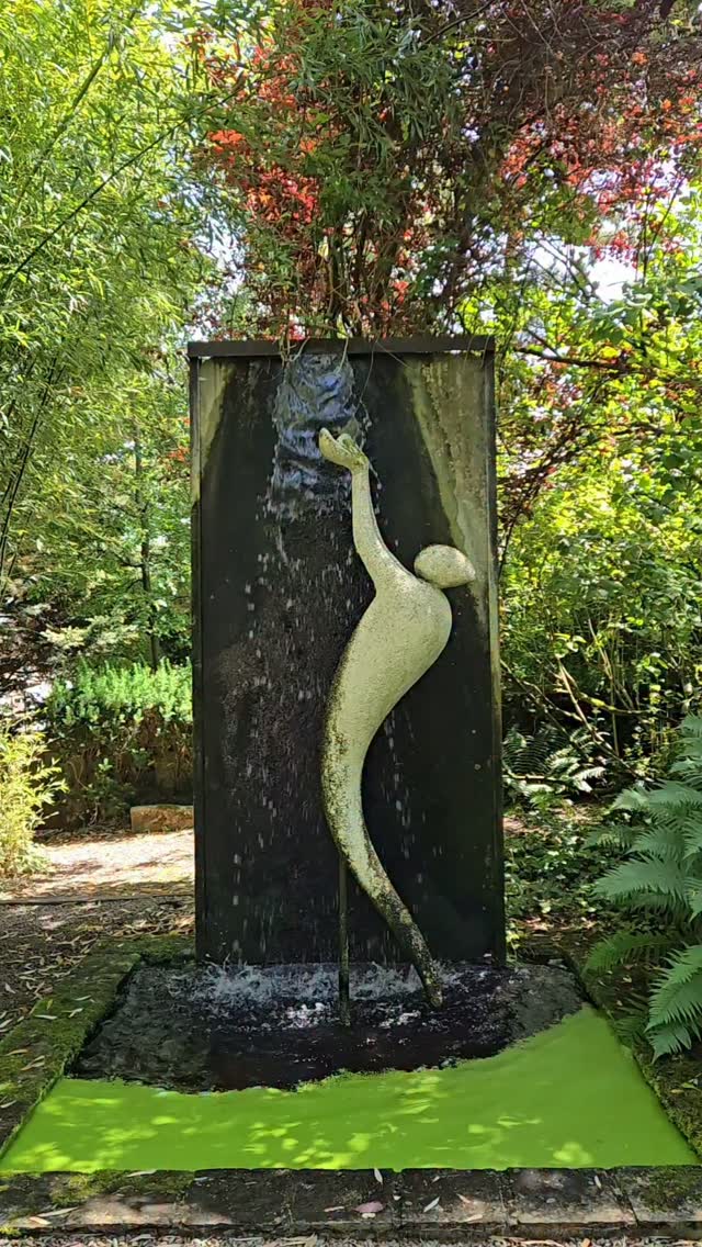 🌿 Destination fraîcheur !

Aujourd'hui je vous emmène dans les magnifiques jardin de Séricourt, dans le Pas-de-Calais.
Classé jardin remarquable, c'est vraiment une pépite de la région à découvrir ! 🌼🌻🌸

Vous traversez en vérité plusieurs jardins : parfois buis taillés, parfois plus sauvage ou même bois sombre... on change constamment d'ambiance et de décors ! 

💬 Qui connaît cet endroit ? 

📆 Ouvert de mai à octobre
📍2 Rue du Bois, 62270 Séricourt
🐶 chiens autorisés en laisse hors dimanche & jours fériés
💰 9€60 adulte / 7€80 réduit / 4,80€ enfant