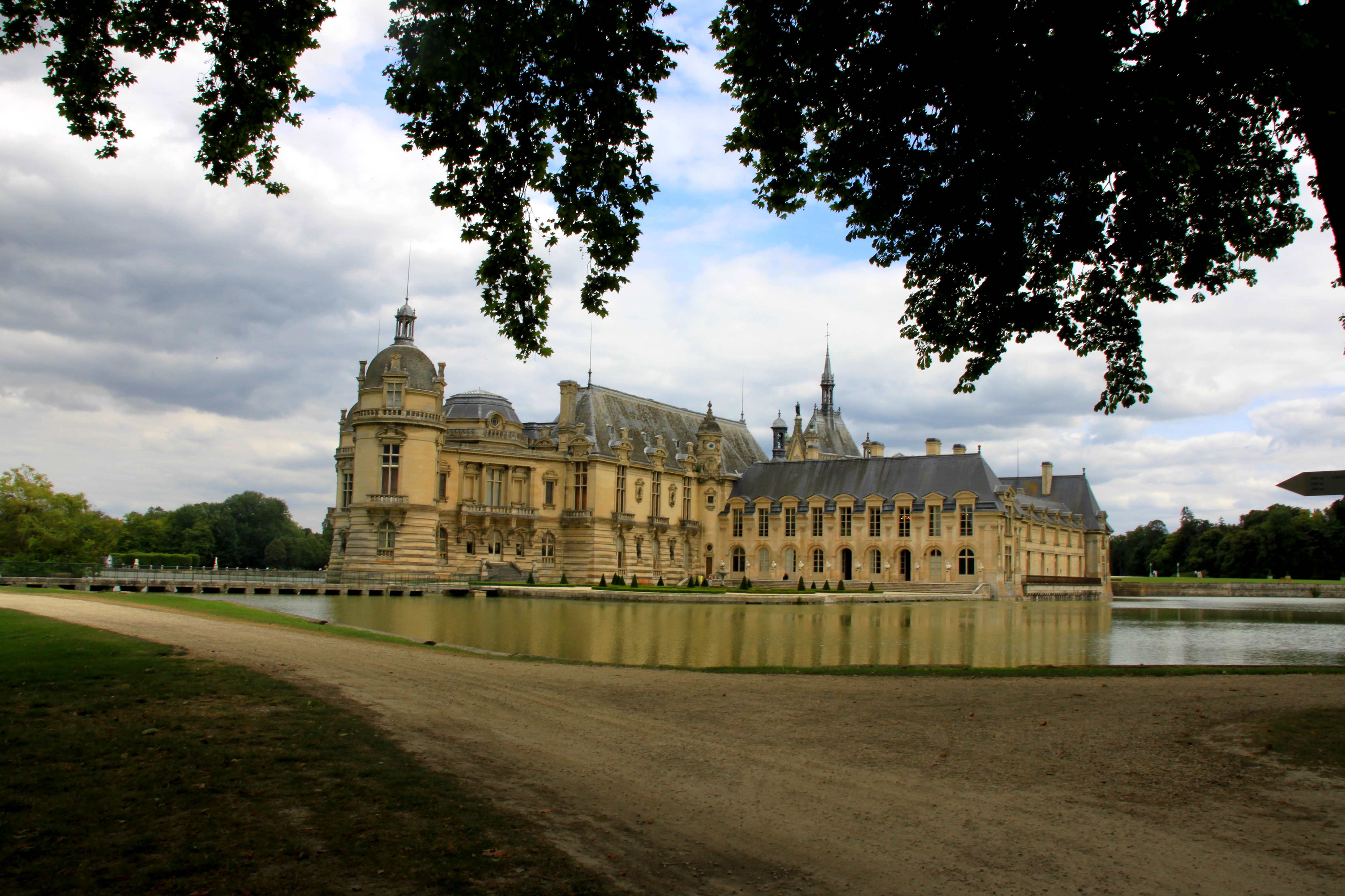 Château de Chantilly – depuis les jardins – Sorties culturelles à Lille - Le Chateau De Chantilly Une Histoire Française