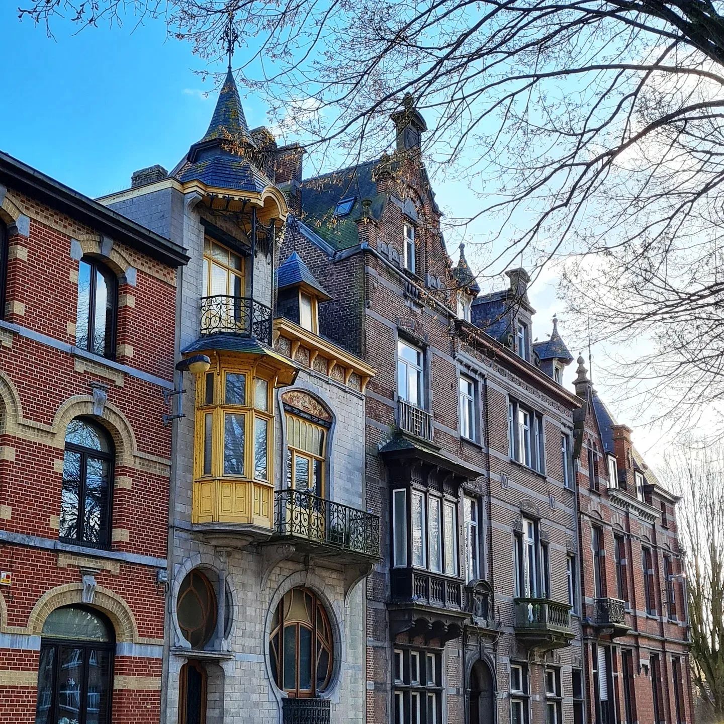 🧐 Samedi dernier lors de ma balade à Tournai j'ai découvert ses belles maisons art nouveau.

🍃 Vous connaissez ce style ? On le reconnaît à ses courbes extravagantes et ses motifs végétaux. 

👉 À Lille le meilleur exemple est la maison Coilliot. Vous la connaissez ? 

↪ L'architecte de cette belle maison est Geroges De Poore. Elle date de 1903.
.
.
.
☆------------------------------------------------☆
#artnouveau #architecture #archilovers #visittournai #tournai #belgium #wallonie #hainaut  #igersbelgium #visitbelgium #loving_belgium #promenade #winter #hiver  #oldcity #citytrip #walkinthecity #topbelgiumphoto 
#landscapephotography  #eurometropole #ig_europe #tourismebelge
