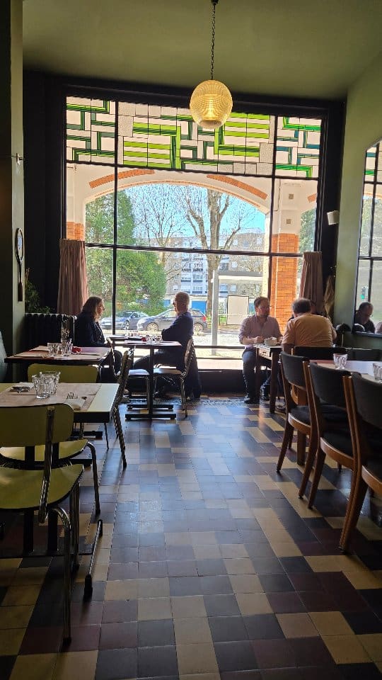 🍽️ 5 adresses pour te régaler le midi dans la métropole lilloise

Envie de changer des déj’ habituelles ? Voici 5 spots testés et approuvés 👇

📍 Cantine des Arcades - Tourcoing
@la_cantine_des_arcades
Cuisine type bouillon / brasserie avec une carte qui change toutes les semaines 🤤
Du frais, du fait maison et toujours un régal !

En plus, déco chinée canon ✨
Menu entrée / plat / dessert : 25€

📍 Taco Paco - Villeneuve d'Ascq (proche Croix) 🌮
@tacopacofr
Des tacos/ burritos/bowls frais, pleins de goût, cuisinés par Paco 🇲🇽
Un vrai aller simple pour le Mexique
👉 dispo aussi sur Hoplunch, hyper pratique

📍 Bleu Comptoir libanais - Marcq-en-Barœul 
@bleu.comptoirlibanais
Cadre sublime au Minorelle ✨
Buffet libanais (bar à mezzé) 100% salé à 21€
Mention spéciale pour la limonade fleur d’oranger et le cookie au thym 🤌

📍 Do It Céline Caffè - Roubaix ☕
@doitcelinecaffe
Le spot qu’on aimerait garder pour soi 🤫
Installé dans la médiathèque. Rrapport qualité/prix imbattable : 3 plats au choix à 10,90€ chacun
(et gros niveau desserts 🍰 → cookie pistache 💚)

📍 Bistrot Franquette - Lille centre 
@bistrotfranquette 
Adresse discrète avec beaucoup de cachet ✨
Tempuras de chou-fleur + croque truffe validés 🤤
Cuisine simple mais efficace, super ambiance

Et toi, c’est quoi tes adresses pépites ? 👇