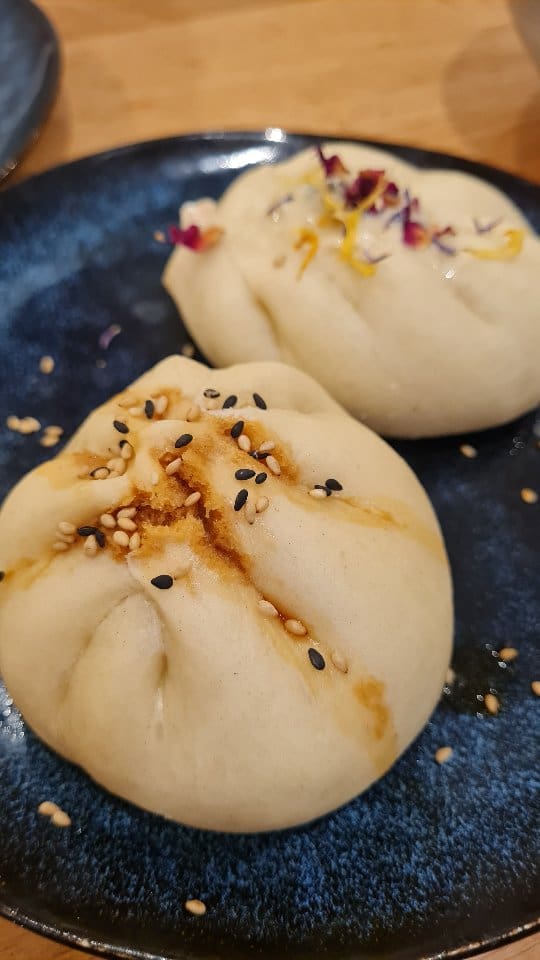 🥢 Les meilleurs baos de Lille c'est chez @chti.bao et pour ceux qui, comme moi, aiment pouvoir tout goûter... j'ai un bon plan pour vous ! 😉

🥟 Maintenant chez Chti'Bao tu peux opter pour un menu dégustation où tu testes un peu toute la carte. Génial non ? 

🍚 C'est à 22€ donc le prix est carrément raisonnable et tu peux même ajouter une option dessert (26€).

🔥 Bref je te recommande chaudement cet endroit parce que : c'est délicieux, c'est tellement réconfortant comme plats et l'accueil est vraiment chouette. 

Tu as déjà testé l'endroit ? 

*Invitation 

----

#bao #chtibao #lillefood #gyoza #ramen #asianfood #cuisinefusion #Lille #bonneadresse