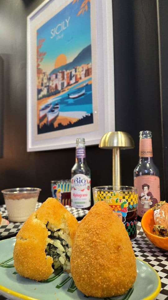 Le goût de la Sicile… sans prendre l’avion. ✈️🇮🇹

Avec @arancinilovers, on vous fait gagner 2 menus complets (2 arancini + boisson + dessert) pour découvrir cette adresse sicilienne du Vieux-Lille 🧡

Croustillants à l’extérieur, fondants à l’intérieur… clairement le genre de repas qu’on partage (ou pas 😏).

Pour participer :
1️⃣ Abonnez-vous à nos deux comptes (@sorties_culturelles_lille + @arancinilovers)
2️⃣ Likez la vidéo
3️⃣ Identifiez la personne avec qui vous partagerez ce menu
4️⃣ Dites-nous en commentaire si vous avez déjà goûté un arancini 👇

Si vous aimez tester de nouvelles adresses à Lille, c’est le moment !

Tirage au sort le 6 mars.
Bonne chance à tous 🍀