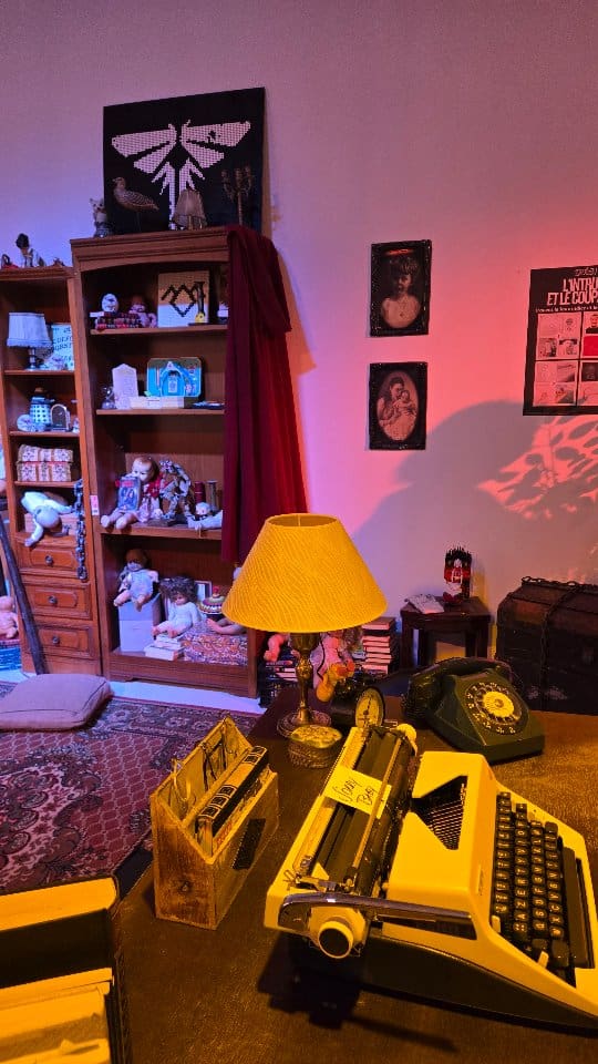 Plonge dans l’univers des méchants les plus marquants des séries 👀

Entre frissons, fascination et malaise, l’expo Séries Mania explore pourquoi on aime autant les détester… et parfois les admirer.

Au programme : des quiz, des expériences interactives, des spots photo et même un vote pour élire le pire d’entre eux 😈

Une expérience immersive à tester absolument si tu aimes les séries… et les frissons. 
Alors, prêt à affronter tes peurs ?

📍 Tripostal, Lille 
📅 Du 20 au 27 mars 
🕒 Tous les jours de 10h à 20h
 🎟️ Entrée gratuite 
⚠️ Salle interdite aux moins de 16 ans