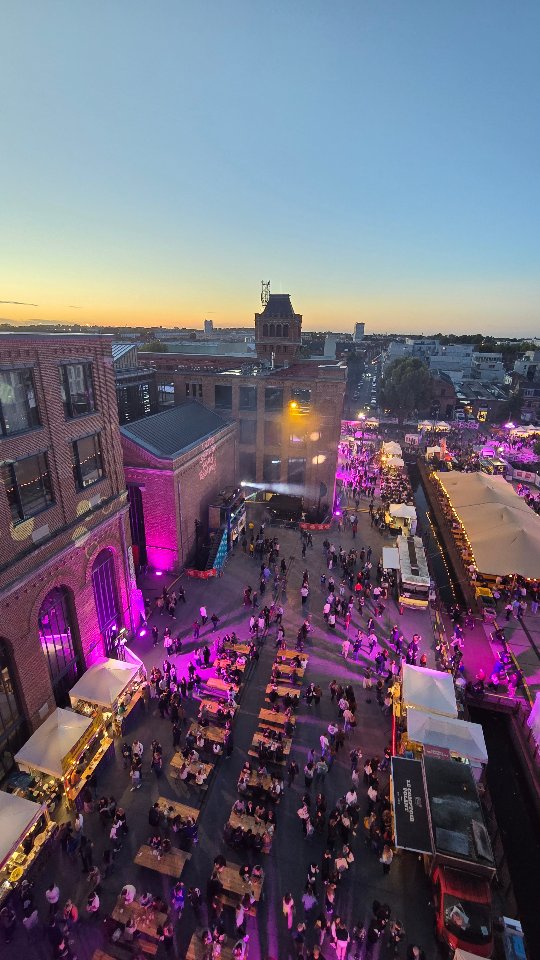 Le @lillestreetfoodfestival est de retour à Euratechnologies ! 🌮🍜🍻

Pendant 4 jours, le lieu passe en mode 100 % street food avec 65 restaurateurs, chefs et brasseurs réunis sur l’esplanade et à l’intérieur d’Euratech. 

Et il n’y a pas que de quoi manger : masterclass, DJ sets et animations sont aussi au programme. 🎶👨‍🍳

De mon côté, j’ai testé le Lobster Roll 🦞 de chez @lovster_lille : totalement validé, avec mention spéciale pour la brioche maison qui fait vraiment toute la différence 🤤

Impossible de passer à côté des pastéis de nata de @donabica.pasteis , toujours aussi crousti-fondants 🥧, et je suis repartie avec quelques pâtisseries de  @l.ogre.de.carrouselberg pour prolonger le plaisir à la maison. 👀

📍 EuraTechnologies – 165 avenue de Bretagne, Lille

🚇 Métro ligne 2 : Canteleu ou Bois Blancs
🚌 Bus 18 : Le Pont ou EuraTechnologies
💳 Attention : le festival est 100 % cashless. Une carte est à récupérer à l’entrée et peut être rechargée en ligne ou sur place.

Alors, vous allez goûter quoi en premier ? 😋

Merci à @hellolille pour l'invitation